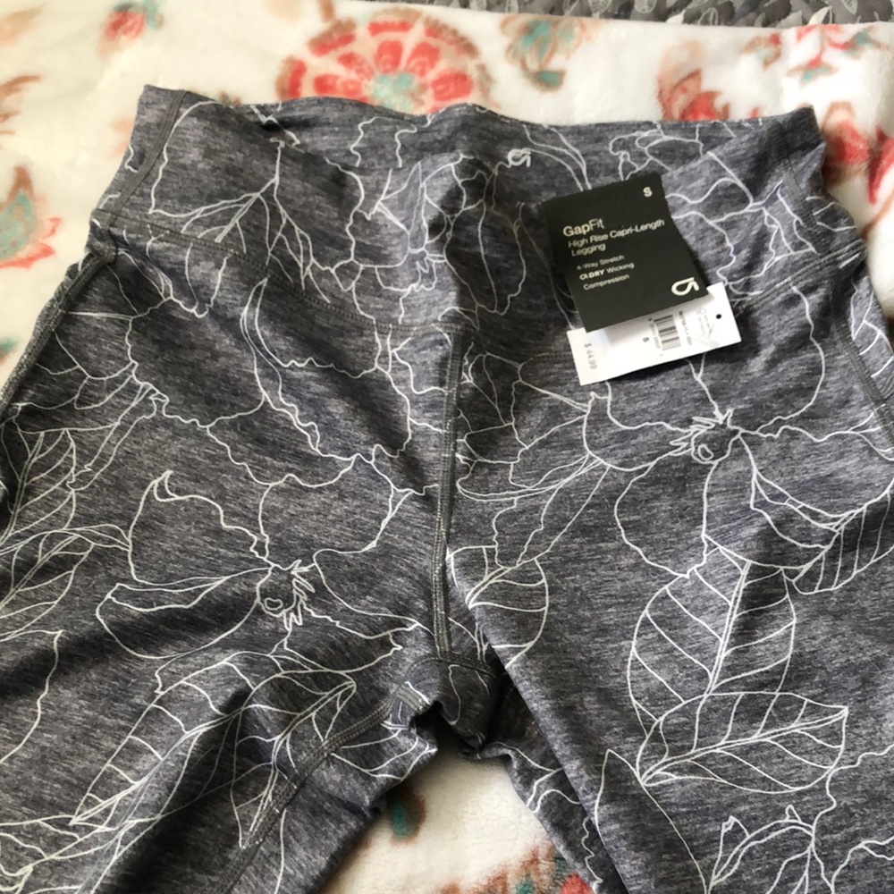 NWT GapFit Capri length leggings Small